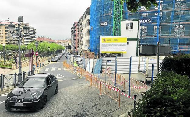 Un vehículo circula desde la Calle de la Vega hacia Avenida Bretón, al haber sido cortada ya al tráfico Castañares de Rioja.