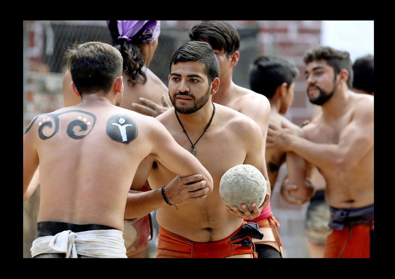 El juego de pelota mesoamericano era vertiginoso y brutal. Las lesiones solían ser comunes ya que se desarrollaba sobre canchas de piedra con una pelota de goma sólida, que medía entre 10 y 30 centímetros de diámetro y podía pesar más de 3 kilos. Las reglas no se conocen bien pero los equipos estaban compuestos por dos o tres hombres que se disputaban la pelota para introducirla en un anillo. Como el juego tenía a menudo un significado religioso, el capitán del equipo perdedor, o a veces todos los componentes, eran sacrificados a los dioses. En las imágenes, varios jugadores participan en el campeonato nacional, en Teotihuacán, cerca de la ciudad de México. 