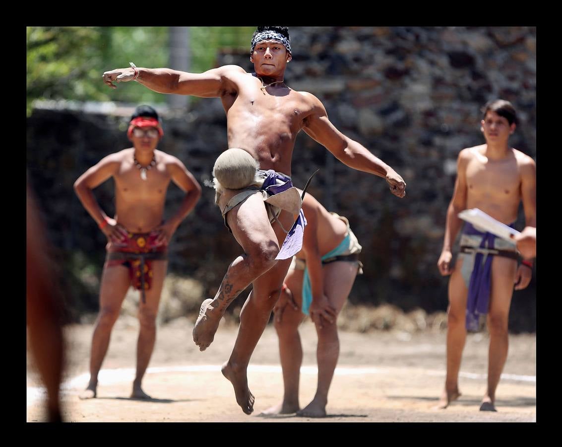 El juego de pelota mesoamericano era vertiginoso y brutal. Las lesiones solían ser comunes ya que se desarrollaba sobre canchas de piedra con una pelota de goma sólida, que medía entre 10 y 30 centímetros de diámetro y podía pesar más de 3 kilos. Las reglas no se conocen bien pero los equipos estaban compuestos por dos o tres hombres que se disputaban la pelota para introducirla en un anillo. Como el juego tenía a menudo un significado religioso, el capitán del equipo perdedor, o a veces todos los componentes, eran sacrificados a los dioses. En las imágenes, varios jugadores participan en el campeonato nacional, en Teotihuacán, cerca de la ciudad de México. 