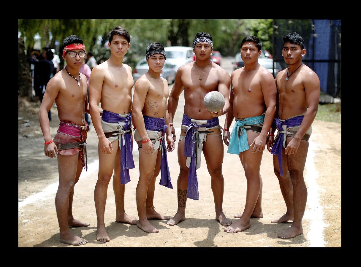 El juego de pelota mesoamericano era vertiginoso y brutal. Las lesiones solían ser comunes ya que se desarrollaba sobre canchas de piedra con una pelota de goma sólida, que medía entre 10 y 30 centímetros de diámetro y podía pesar más de 3 kilos. Las reglas no se conocen bien pero los equipos estaban compuestos por dos o tres hombres que se disputaban la pelota para introducirla en un anillo. Como el juego tenía a menudo un significado religioso, el capitán del equipo perdedor, o a veces todos los componentes, eran sacrificados a los dioses. En las imágenes, varios jugadores participan en el campeonato nacional, en Teotihuacán, cerca de la ciudad de México. 