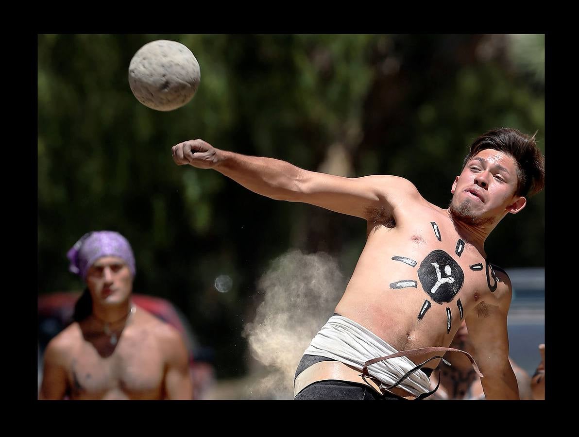 El juego de pelota mesoamericano era vertiginoso y brutal. Las lesiones solían ser comunes ya que se desarrollaba sobre canchas de piedra con una pelota de goma sólida, que medía entre 10 y 30 centímetros de diámetro y podía pesar más de 3 kilos. Las reglas no se conocen bien pero los equipos estaban compuestos por dos o tres hombres que se disputaban la pelota para introducirla en un anillo. Como el juego tenía a menudo un significado religioso, el capitán del equipo perdedor, o a veces todos los componentes, eran sacrificados a los dioses. En las imágenes, varios jugadores participan en el campeonato nacional, en Teotihuacán, cerca de la ciudad de México. 