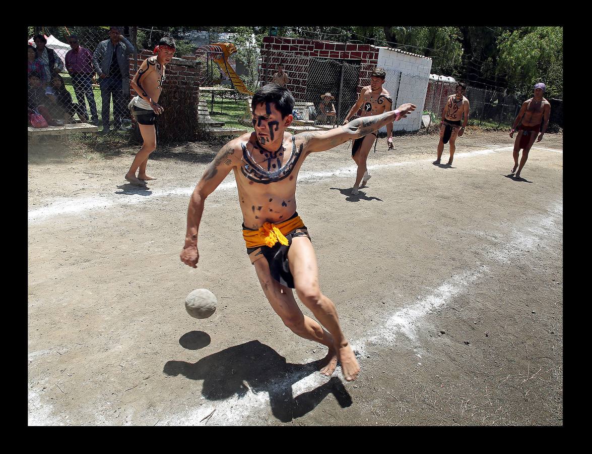El juego de pelota mesoamericano era vertiginoso y brutal. Las lesiones solían ser comunes ya que se desarrollaba sobre canchas de piedra con una pelota de goma sólida, que medía entre 10 y 30 centímetros de diámetro y podía pesar más de 3 kilos. Las reglas no se conocen bien pero los equipos estaban compuestos por dos o tres hombres que se disputaban la pelota para introducirla en un anillo. Como el juego tenía a menudo un significado religioso, el capitán del equipo perdedor, o a veces todos los componentes, eran sacrificados a los dioses. En las imágenes, varios jugadores participan en el campeonato nacional, en Teotihuacán, cerca de la ciudad de México. 