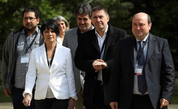 Los dirigentes de la izquierda abertzale, Arnaldo Otegi, en el centro, y Maddalen Iriarte a la izquierda, junto a Andoni Ortuzar, a la derecha, del PNV durante el acto de Cambo.