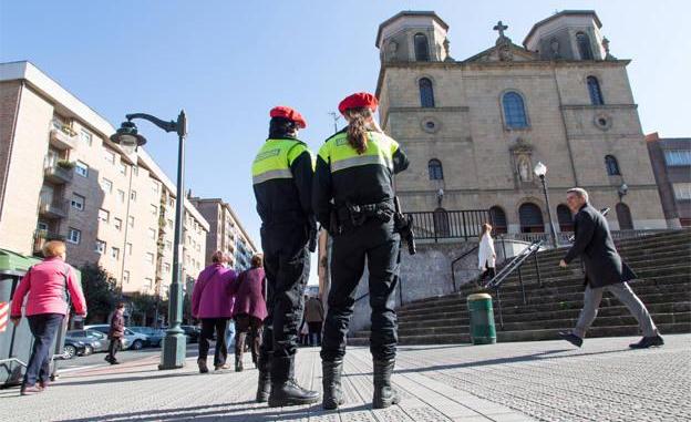 Dos agentes pasan junto a la iglesia del Karmelo,