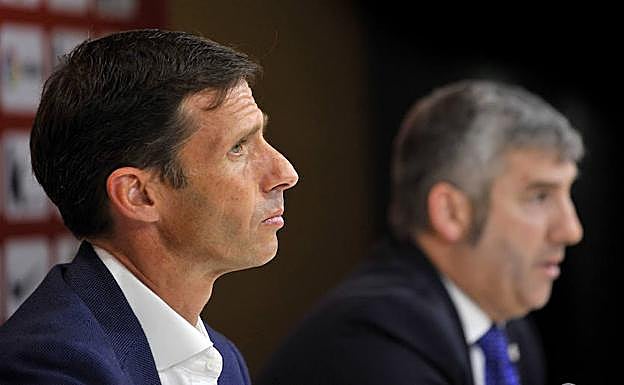 José Ángel Ziganda atiende el discurso de Josu Urrutia durante su presentación como nuevo entrenador del Athletic.