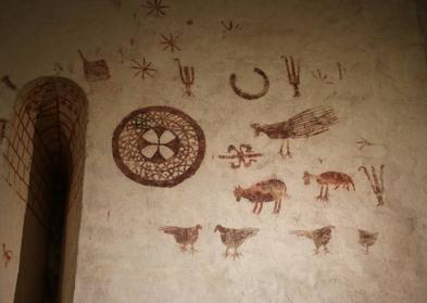 Imagen secundaria 1 - Dos visitantes observan el techo polícromo de Gazeo. Abajo a la izquierda, ventana con dibujos en Arbulo. Abajo a la derecha, capiteles de la iglesia de Añua.