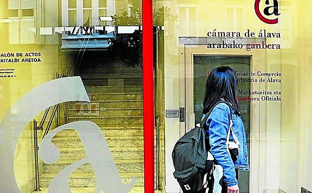 Una joven pasa junto a la sede de la Cámara, en Dato. 