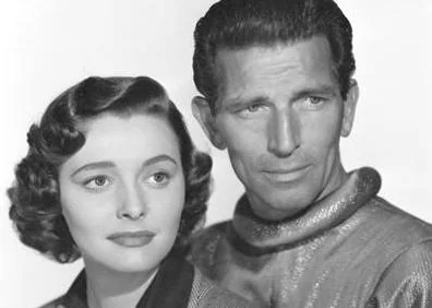Imagen secundaria 1 - Patricia Neal y Michael Rennie en diversas escenas de 'Ultimátum a la tierra' (1951).