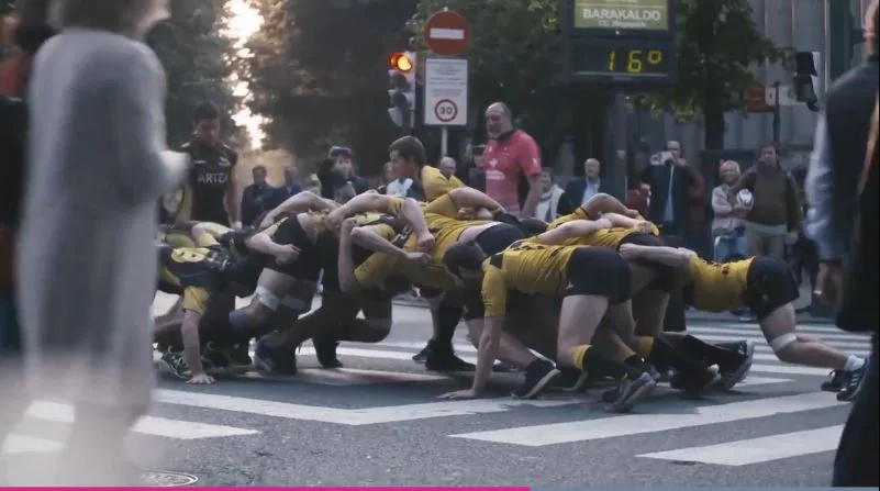 El spot oficial de las finales de rugby: una melé en la Gran Vía y tirando a palos en Moyua