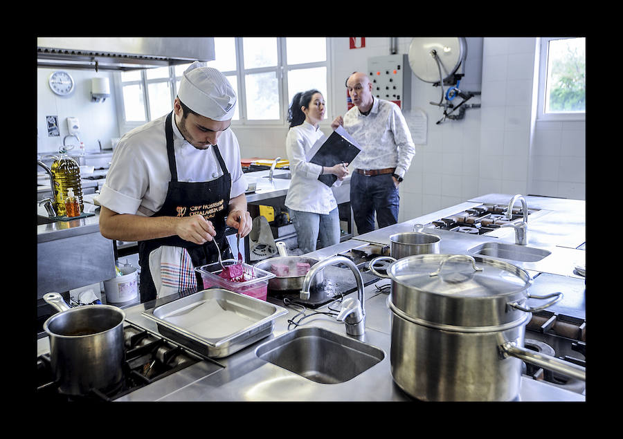 Fotos: Una docena de alumnos de distintas escuelas de Hostelería participan en Gamarra en la final autonómica de Euskoskills