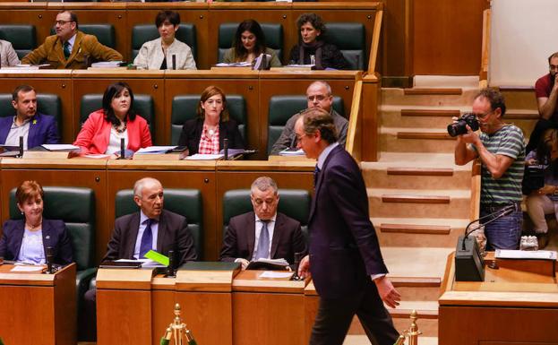 Alonso, tras su intervención en el pleno de control en el Parlamento vasco de Vitoria. 