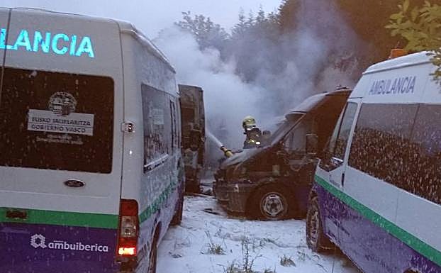 Los bomberos sofocan el fuego. 