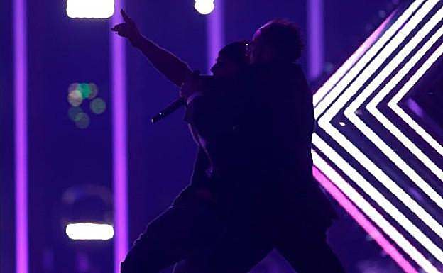 Momento en el que el espontaneo arrebata el micrófono a la representate de Reino Unido.