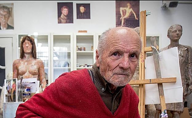 Antonio López, de 82 años, se toma un pequeño descanso en su luminoso taller de Madrid, entre numerosas obras en marcha y cierto aire caótico.