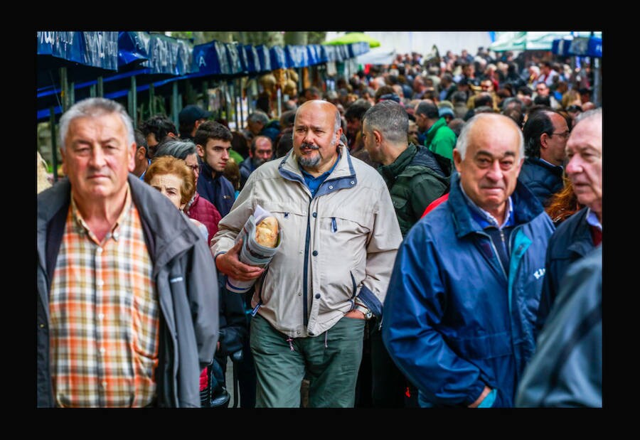 La decimosexta feria que la localidad dedica a este tipo de seta y a la vaca terreña reúne a miles de personas