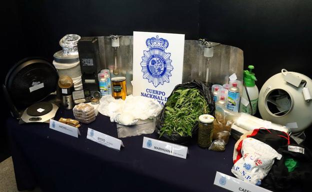 Varios kilos de sustancias estupefacientes incautadas por la Policía Nacional a un vecino de la ciudad en una operación este año.