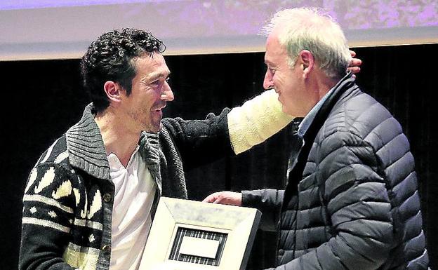 Eneko Atxa entregó el premio a Víctor Arguinzóniz.