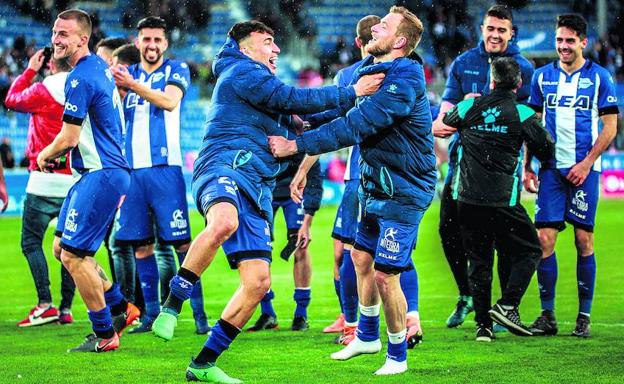 Guidetti y Munir, en el centro de la imagen, celebran eufóricos el triunfo ante el Athletic en el último partido de Mendizorroza. 