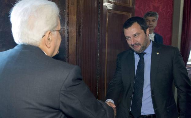 Mattarella estrecha la mano de Matteo Salvini al recibirlo en el Quirinal. 