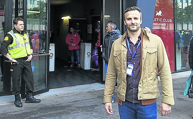 Valzer Simon, a punto de cruzar la puerta de Prensa de San Mamés. 
