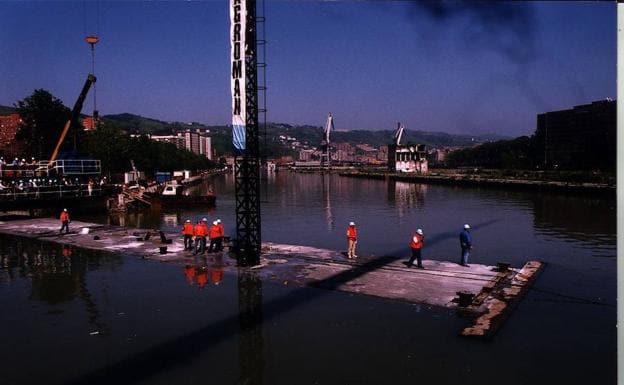 Uno de los cajones sumergidos en la ría durante las obras de construcción del metro de Bilbao.