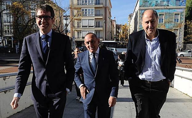 Gorka Urtaran, Ramiro González y Josean Querejeta en la presentación del proyecto universitario Euneiz. 