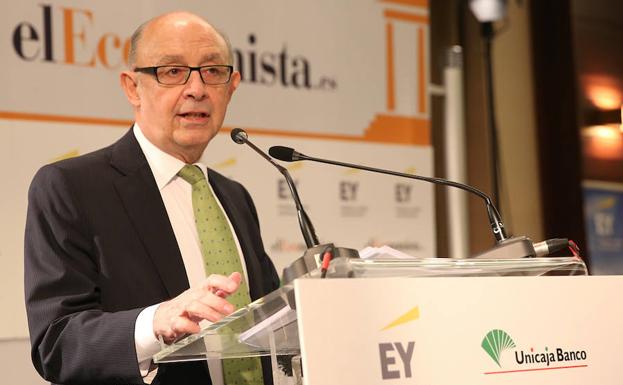 Cristóbal Montoro interviene en un foro. 