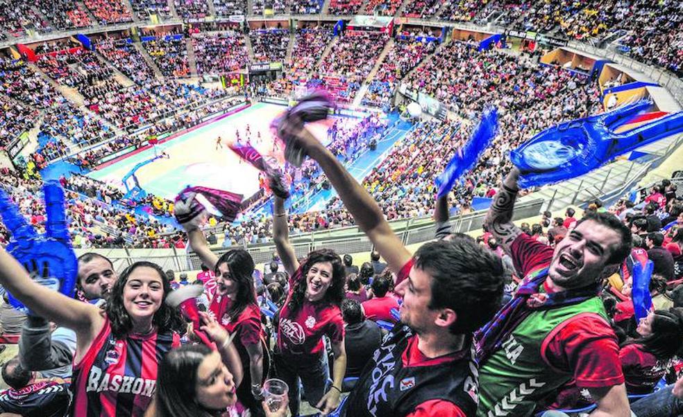 El pabellón Buesa Arena, que acogerá la Final Four del próximo año, lleno a rebosar durante la edición de la Copa del Rey de 2017. 