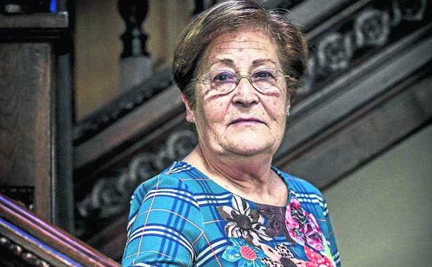 Ana Herrero, madre de Borja Lázaro, en el Ayuntamiento de Vitoria. 