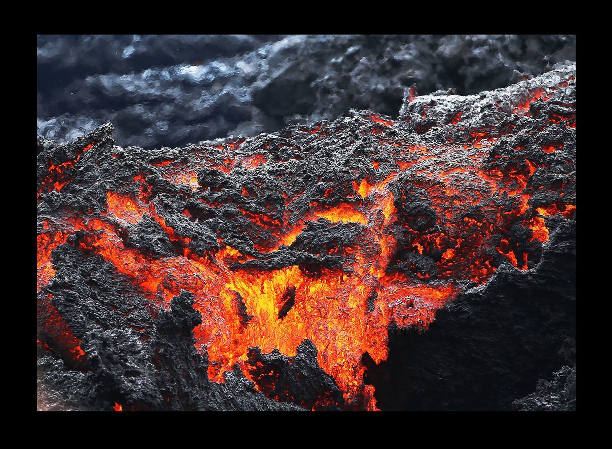 La intensa actividad del cráter Halemaumau del volcán Kilauea, en Hawai, ahuyenta a los turistas. Desde que entró en erupción el 3 de mayo, se han producido numerosos temblores, fisuras y expansión de cenizas a más de 3 kilómetros de altura, que han han sido calificadas por el Servicio Geológico de los Estados Unidos como una actividad volcánica peligrosa en suelo y aire. Las cancelaciones de reservas de hoteles y otras actividades turísticas han caído el 50 por ciento y algunos cruceros prefieren no amarrar cerca. Desde que hizo erupción, alrededor de 2.000 personas han tenido que abandonar sus hogares.