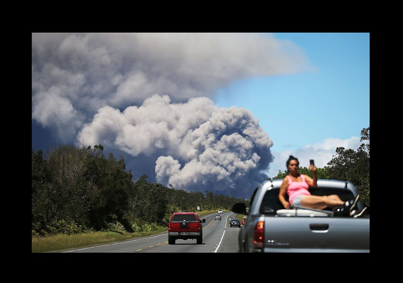 La intensa actividad del cráter Halemaumau del volcán Kilauea, en Hawai, ahuyenta a los turistas. Desde que entró en erupción el 3 de mayo, se han producido numerosos temblores, fisuras y expansión de cenizas a más de 3 kilómetros de altura, que han han sido calificadas por el Servicio Geológico de los Estados Unidos como una actividad volcánica peligrosa en suelo y aire. Las cancelaciones de reservas de hoteles y otras actividades turísticas han caído el 50 por ciento y algunos cruceros prefieren no amarrar cerca. Desde que hizo erupción, alrededor de 2.000 personas han tenido que abandonar sus hogares.