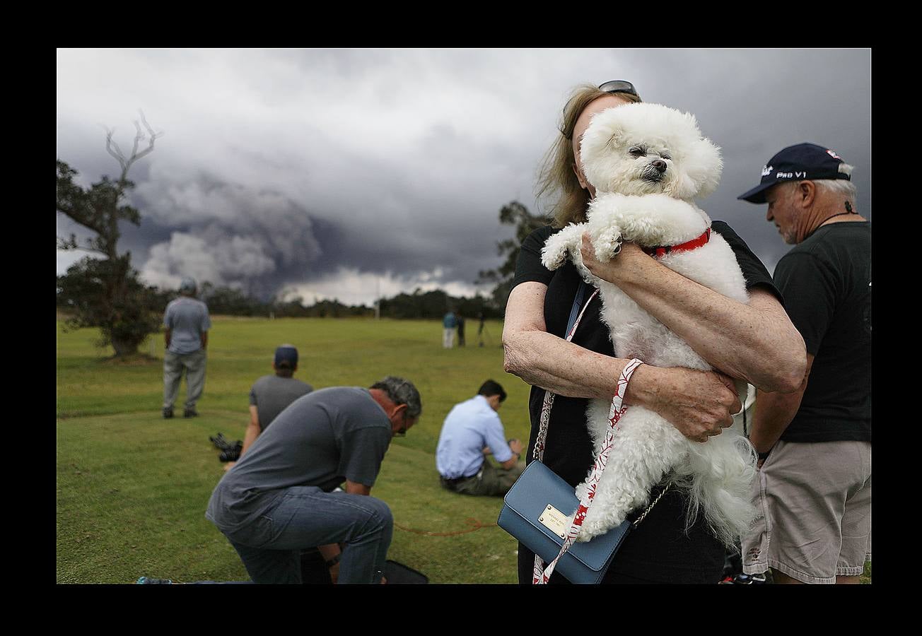 La intensa actividad del cráter Halemaumau del volcán Kilauea, en Hawai, ahuyenta a los turistas. Desde que entró en erupción el 3 de mayo, se han producido numerosos temblores, fisuras y expansión de cenizas a más de 3 kilómetros de altura, que han han sido calificadas por el Servicio Geológico de los Estados Unidos como una actividad volcánica peligrosa en suelo y aire. Las cancelaciones de reservas de hoteles y otras actividades turísticas han caído el 50 por ciento y algunos cruceros prefieren no amarrar cerca. Desde que hizo erupción, alrededor de 2.000 personas han tenido que abandonar sus hogares.