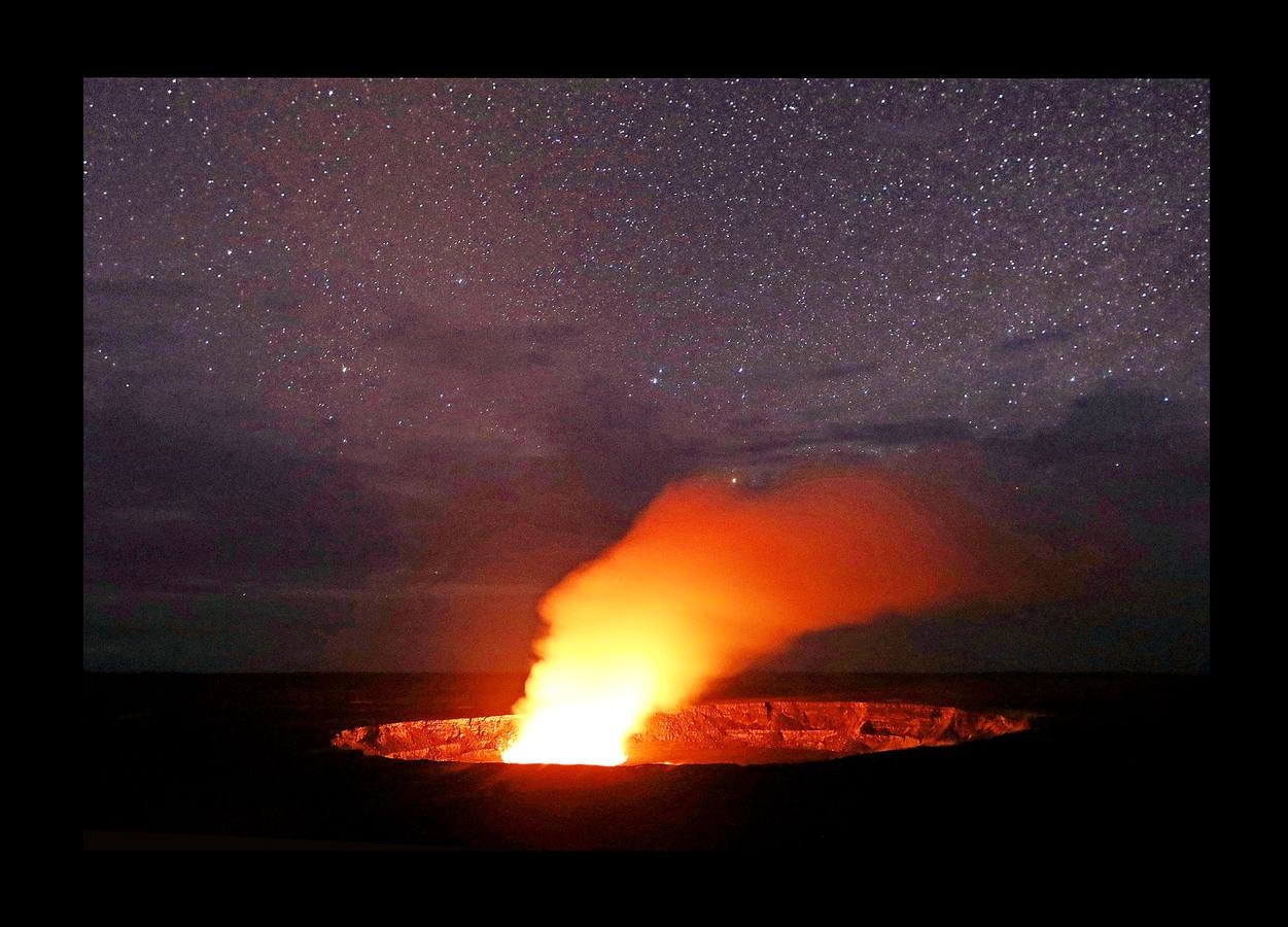 La intensa actividad del cráter Halemaumau del volcán Kilauea, en Hawai, ahuyenta a los turistas. Desde que entró en erupción el 3 de mayo, se han producido numerosos temblores, fisuras y expansión de cenizas a más de 3 kilómetros de altura, que han han sido calificadas por el Servicio Geológico de los Estados Unidos como una actividad volcánica peligrosa en suelo y aire. Las cancelaciones de reservas de hoteles y otras actividades turísticas han caído el 50 por ciento y algunos cruceros prefieren no amarrar cerca. Desde que hizo erupción, alrededor de 2.000 personas han tenido que abandonar sus hogares.