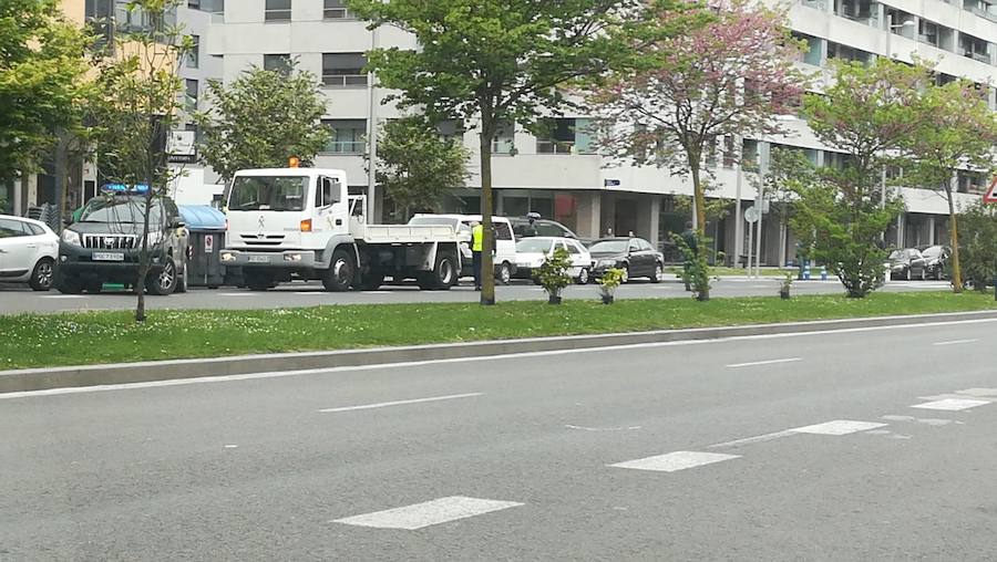 La grúa retira la furgoneta embargada.