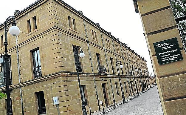 Vista exterior de uno de los edificios de la Estación Enológica de Haro.