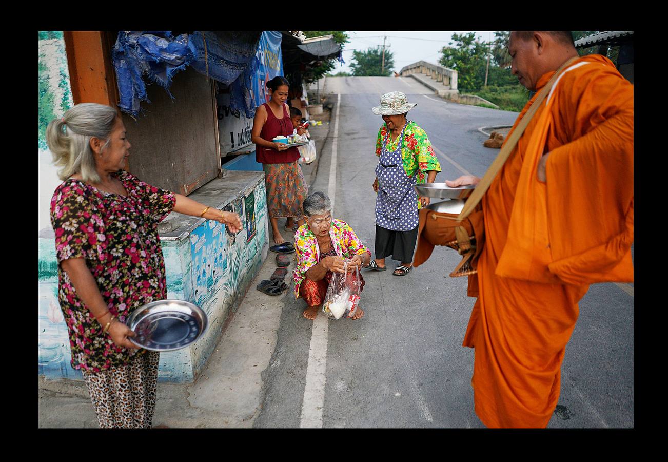 Un grupo de sexagenarias, con uniformes rojos y blancos, sonríen en el autobús que les conduce a la escuela. En Ayutthaya, una provincia de Tailandia, el país que envejece más rápido junto con China, hace no mucho tiempo los ancianos vivían con sus familias y eran cuidados por sus hijos. Pero el progresivo abandono del campo para trabajar en las ciudades ha hecho crecer el número de mayores que viven solos. Escuelas como la de Ayutthaya, ubicada 80 kilómetros al norte de Bangkok, que ofrecen clases semanales durante tres meses, son la manera como el gobierno proporciona alivio a la envejecida población contra el estrés de vivir solos.