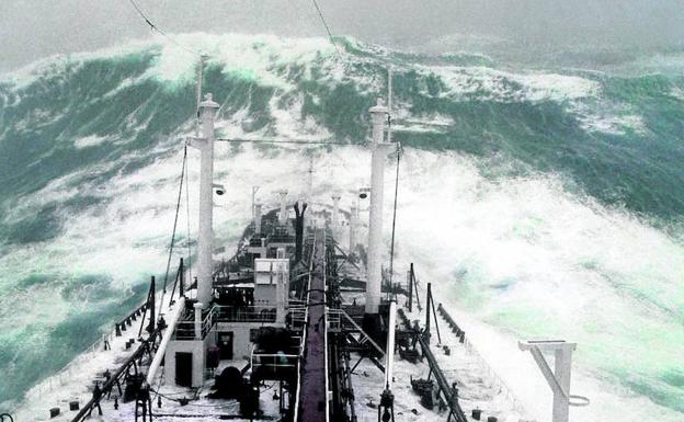Momento en que el buque 'Stolt Surf' se enfrenta a una gran ola en 1977.