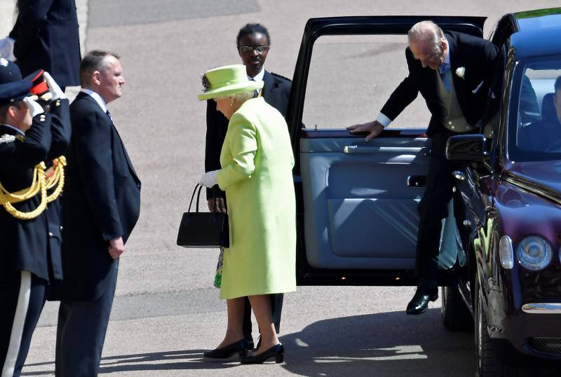 La reina Isabel II de Inglaterra, la última invitada en entrar a la capilla, justo antes de la llegada de la novia.
