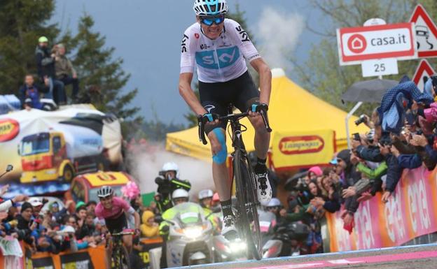 Froome aprieta los dientes en el infierno de Zoncolan, con Yates a sus espaldas.