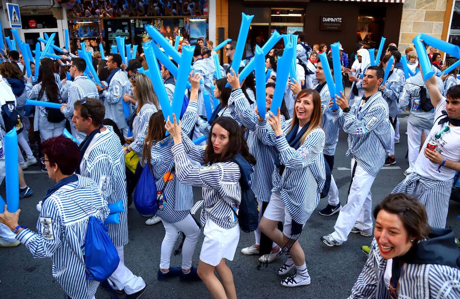 Los distintos colectivos han protagonizado otra edición del Gran Desfile del Blusa y Figuras Humorísticas donde no han parado de cantar y bailar en todo el recorrido.
