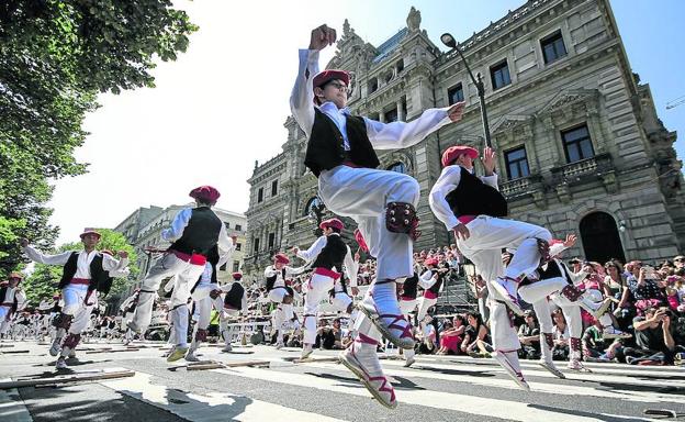 Un grupo de dantzaris en pleno baile, frente al palacio de la Diputación, frente al que se congregó un público numerosos.