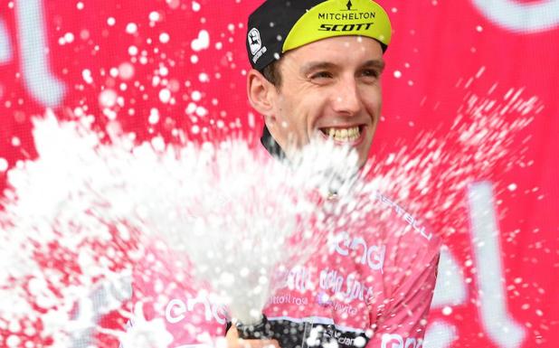 Yates celebra su tercera victoria de etapa en el Giro de este año. 