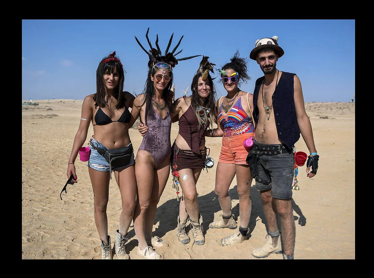 El festival Midburn es un evento artístico recreativo de cinco días de duración, que se celebra cada año en el desierto de Negev, al sur de Israel. El festival, una versión del «Burning Man» norteamericano que desde 2014 es un acontecimiento en el desierto de Nevada, atrae a miles de «burners» o quemadores, gentes que construirán piezas artísticas de expresión libre, para ser destruidas en el fuego el último día de la celebración. El evento se basa en el principio de «Participación». Quien asiste a él acampa en el desierto y es ciudadano de la efímera ciudad de Midburn donde la norma es la creatividad y la autoexpresión radical.