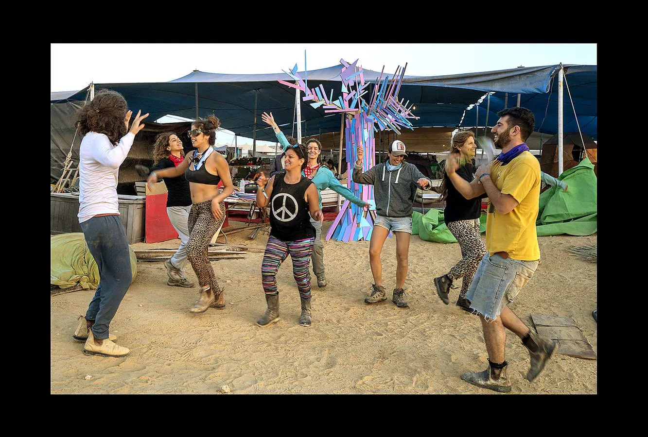 El festival Midburn es un evento artístico recreativo de cinco días de duración, que se celebra cada año en el desierto de Negev, al sur de Israel. El festival, una versión del «Burning Man» norteamericano que desde 2014 es un acontecimiento en el desierto de Nevada, atrae a miles de «burners» o quemadores, gentes que construirán piezas artísticas de expresión libre, para ser destruidas en el fuego el último día de la celebración. El evento se basa en el principio de «Participación». Quien asiste a él acampa en el desierto y es ciudadano de la efímera ciudad de Midburn donde la norma es la creatividad y la autoexpresión radical.