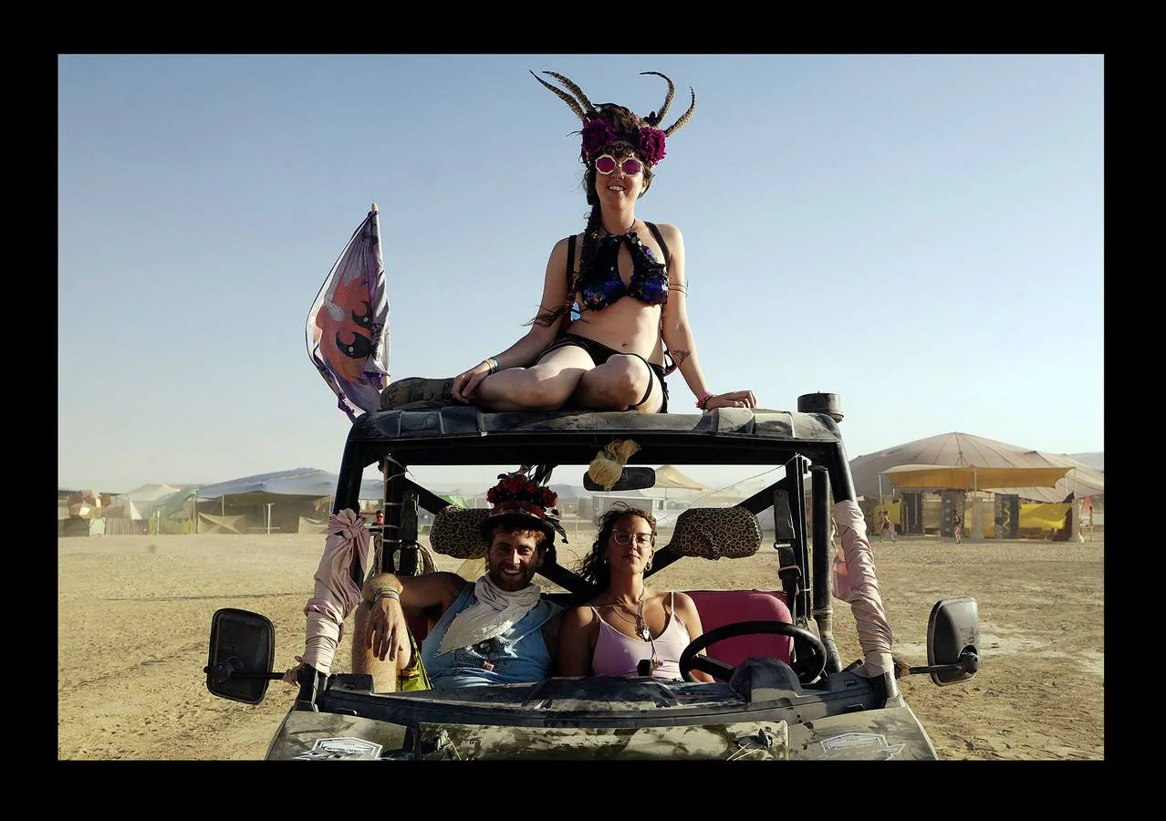 El festival Midburn es un evento artístico recreativo de cinco días de duración, que se celebra cada año en el desierto de Negev, al sur de Israel. El festival, una versión del «Burning Man» norteamericano que desde 2014 es un acontecimiento en el desierto de Nevada, atrae a miles de «burners» o quemadores, gentes que construirán piezas artísticas de expresión libre, para ser destruidas en el fuego el último día de la celebración. El evento se basa en el principio de «Participación». Quien asiste a él acampa en el desierto y es ciudadano de la efímera ciudad de Midburn donde la norma es la creatividad y la autoexpresión radical.