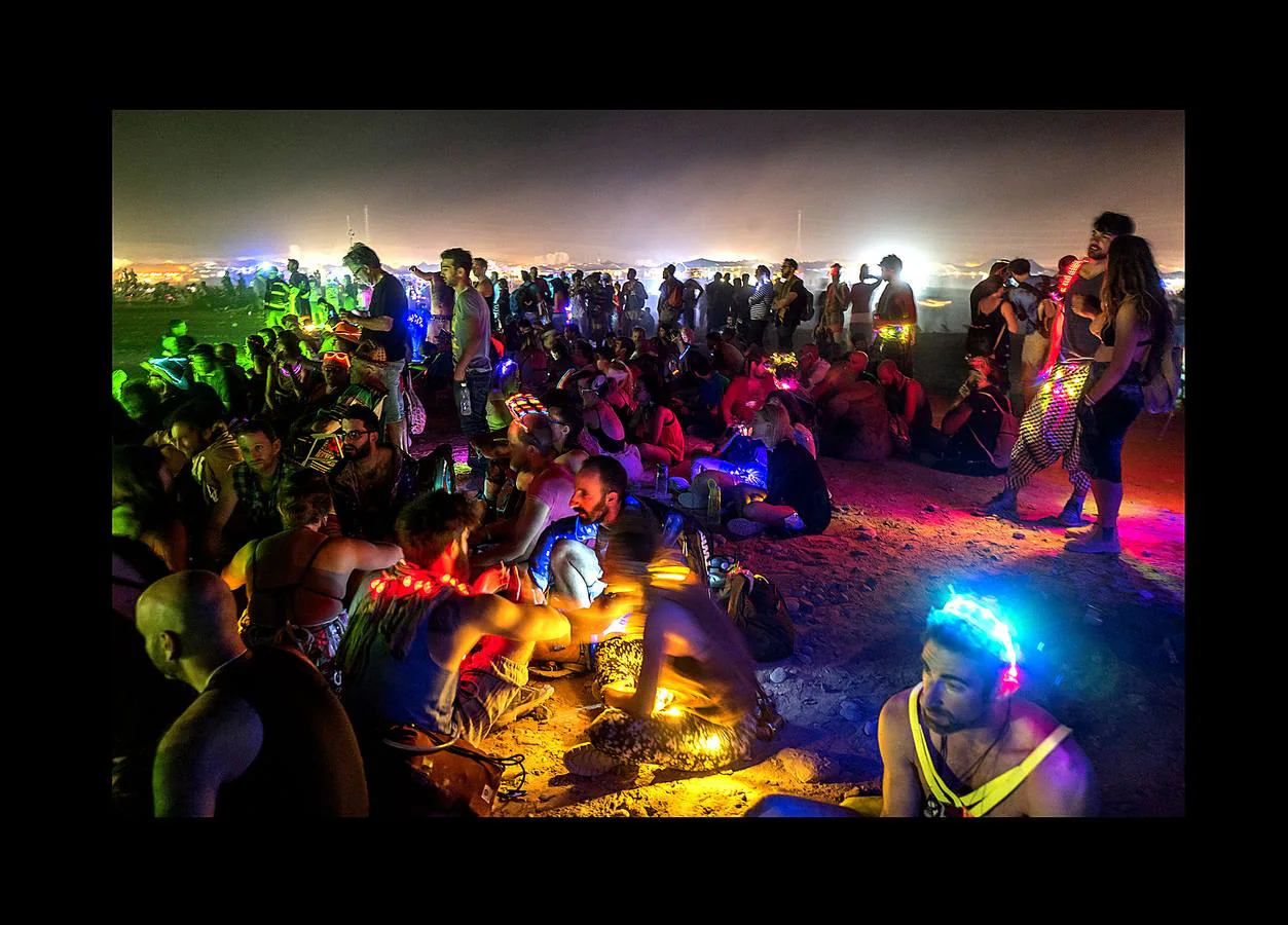 El festival Midburn es un evento artístico recreativo de cinco días de duración, que se celebra cada año en el desierto de Negev, al sur de Israel. El festival, una versión del «Burning Man» norteamericano que desde 2014 es un acontecimiento en el desierto de Nevada, atrae a miles de «burners» o quemadores, gentes que construirán piezas artísticas de expresión libre, para ser destruidas en el fuego el último día de la celebración. El evento se basa en el principio de «Participación». Quien asiste a él acampa en el desierto y es ciudadano de la efímera ciudad de Midburn donde la norma es la creatividad y la autoexpresión radical.