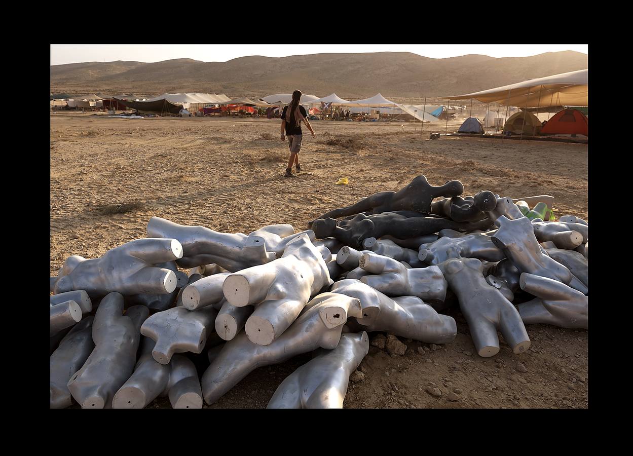 El festival Midburn es un evento artístico recreativo de cinco días de duración, que se celebra cada año en el desierto de Negev, al sur de Israel. El festival, una versión del «Burning Man» norteamericano que desde 2014 es un acontecimiento en el desierto de Nevada, atrae a miles de «burners» o quemadores, gentes que construirán piezas artísticas de expresión libre, para ser destruidas en el fuego el último día de la celebración. El evento se basa en el principio de «Participación». Quien asiste a él acampa en el desierto y es ciudadano de la efímera ciudad de Midburn donde la norma es la creatividad y la autoexpresión radical.