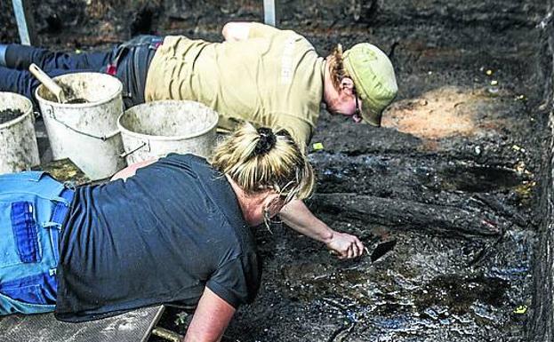 Dos estudiantes de la Universidad de Aahrus en las excavaciones. 