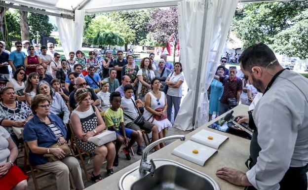 Txema Llamosas durante un showcooking de la pasada edición del Enkarterri Fest.