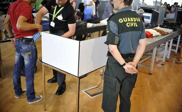 Guardia Civil en el aeropuerto de Loiu.